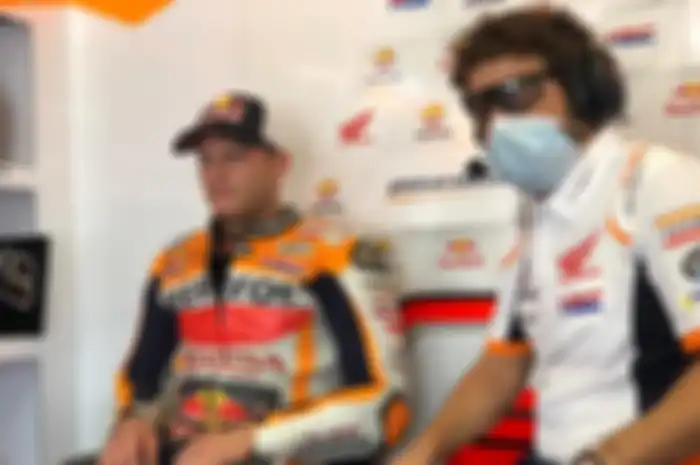 Stefan Bradl (kiri) masih bakal tampil di MotoGP Styria gantikan Marc Marquez yang masih cedera ditemani crew chief Marc Marquez, Santiago Hernandez (kanan)