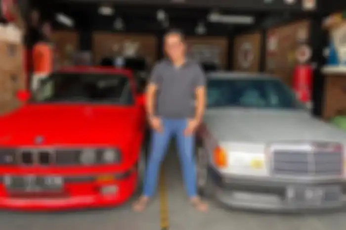 Andre Taulany bersama BMW E30 dan Mercedes-Benz 190E miliknya.