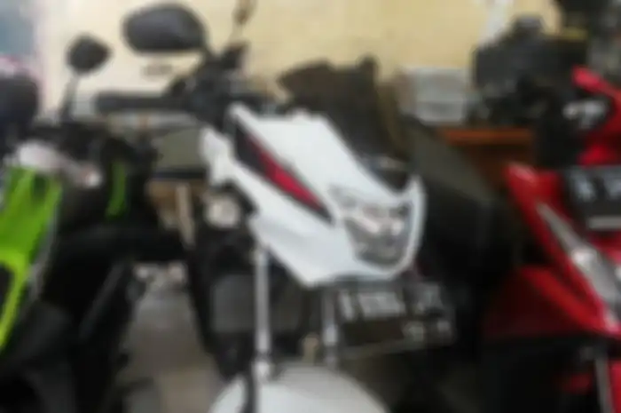 Obat ganteng incaran anak muda, Kawasaki Ninja 150 R barang mulus dijual cuma Rp 17 jutaan.