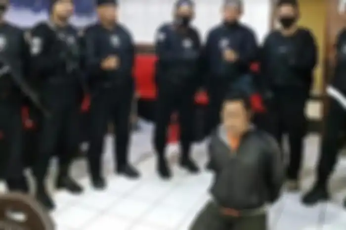 Tersangka RN (43) saat diringkus oleh pihak Polrestabes Sumsel karena tindakan asusila yang dilakukan pada remaja laki-laki di bawah umur.