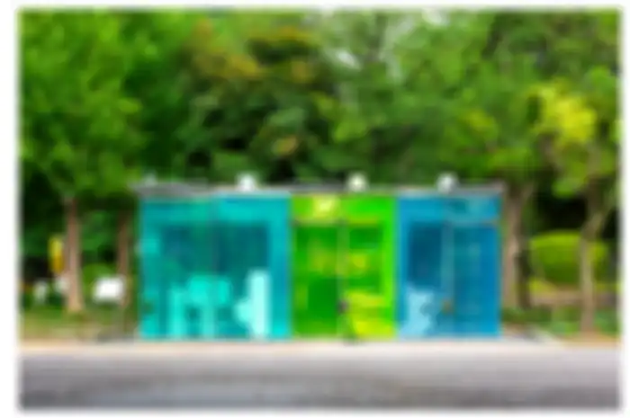 Toilet di Jepang ini sengaja di desain transparan agar bisa ngasih pandangan baru ke masyarakat Jepang. Bahwa toilet taman nggak selamanya kotor