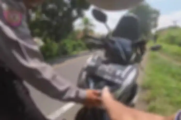 Geger oknum polisi peras turis jepang Rp 1 juta pakai modus tilang, nasibnya terancam dipecat.