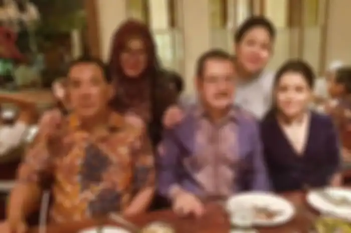 Mayangsari ketika bersama keluarga Cendana, Tommy Soeharto, Bambang Trihatmodjo, Tutut Soeharto, Mamiek Soeharto