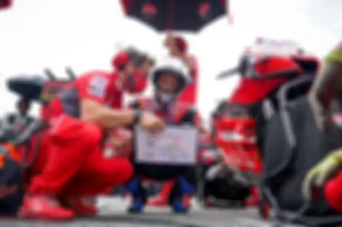 Andrea Dovizioso (kanan) bersama crew chief Alberto Giribuola (kiri) dibuat tak berkutik di MotoGP Styria 2020 yang digelar di sirkuit MotoGP Red Bull Ring Austria. Padahal Andrea Dovizioso jadi juara pekan lalu