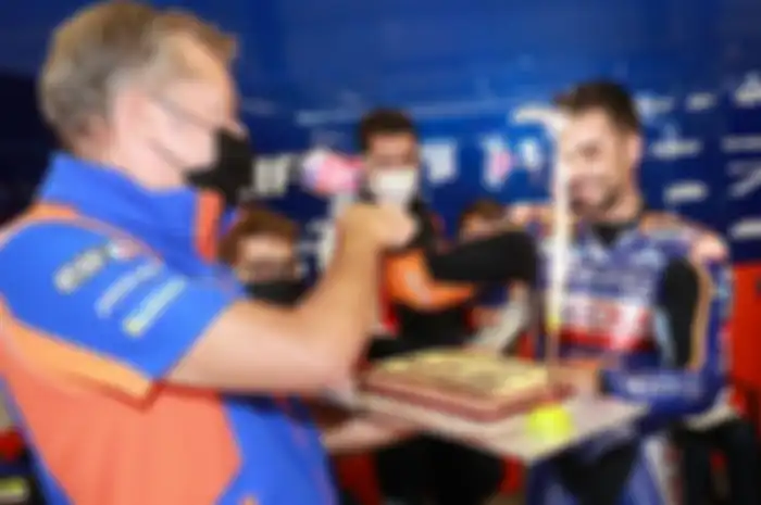 Miguel Oliveira (kanan) gak nyangka menang MotoGP Styria 2020, (23/8/2020). Rayakan kemenangan bersama bos tim Red Bull KTM Tech 3, Herve Poncharal (kiri)