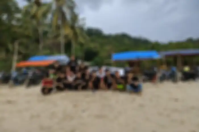 Untuk mempererat solidaritas, klub motor F150 Injection Club Indonesia (FICI) chapter Tangerang sambangi pantai Tanjung Lesung, Banten.