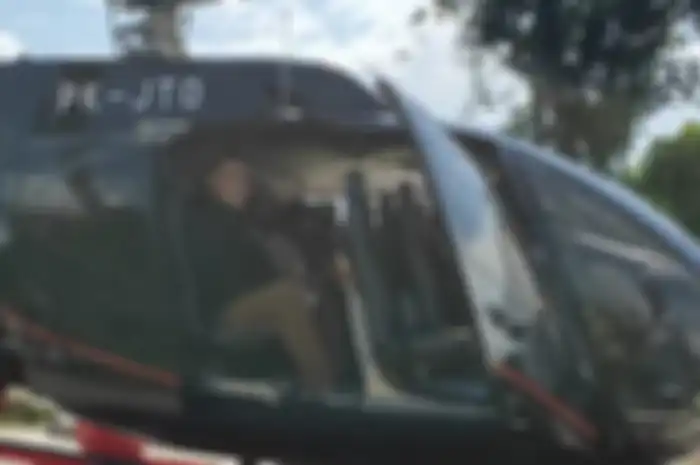 Ketua KPK Firli Bahuri menaiki helikopter saat bertolak dari Palembang ke Baturaja yang cuma butuh 4,5 jam dengan perjalanan darat