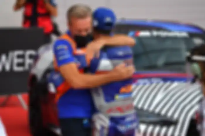Bos tim Tech3 Herve Poncharal (kiri) memeluk Miguel Oliveira (kanan) setelah memberikan kemenangan pertama buat tim Tech3 yang dinantikan sejak 20 tahun lamanya. Valentino Rossi aja kalah sama tim Tech3 urusan penantian juara