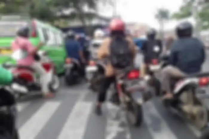 Pemotor harusnya malu sama bebek, masih bandel berhenti di zebra cross dendanya bikin panas dingin.