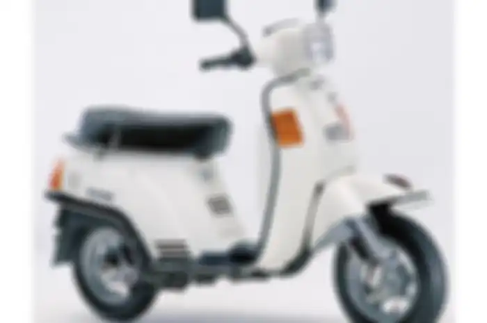 Motor Suzuki Gemma 125 yang mirip Vespa klasik.