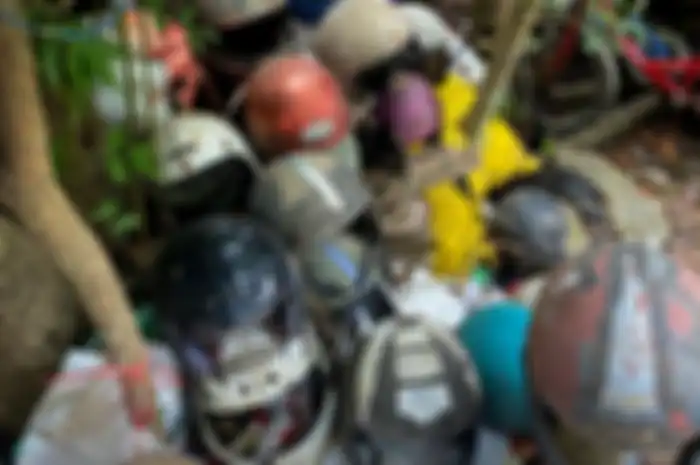 Helm korban kecelakaan yang dikoleksi Sompong Chanraksa di halaman rumahnya