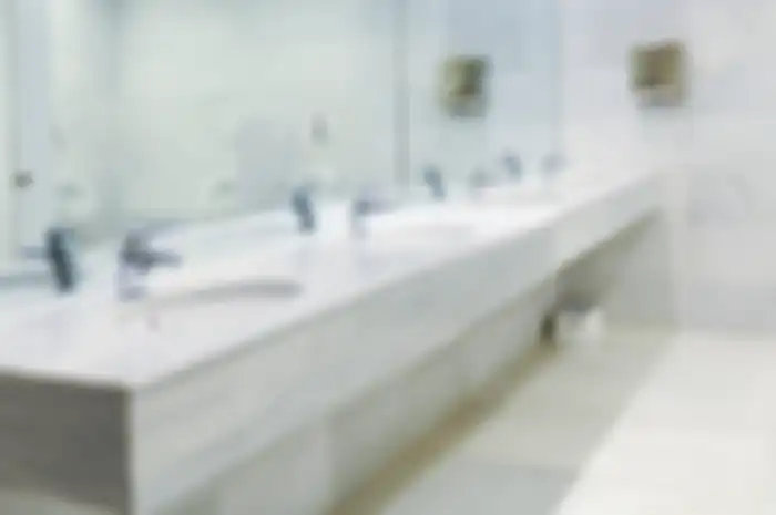Pemanfaatan teknologi UV-C pada toilet umum.