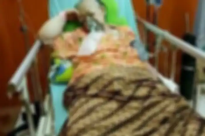Hj. Sa’Amah binti Saidih, istri komedian H. Malih saat masih dirawat di Rumah Sakit Sukanto, Jakarta Timur.