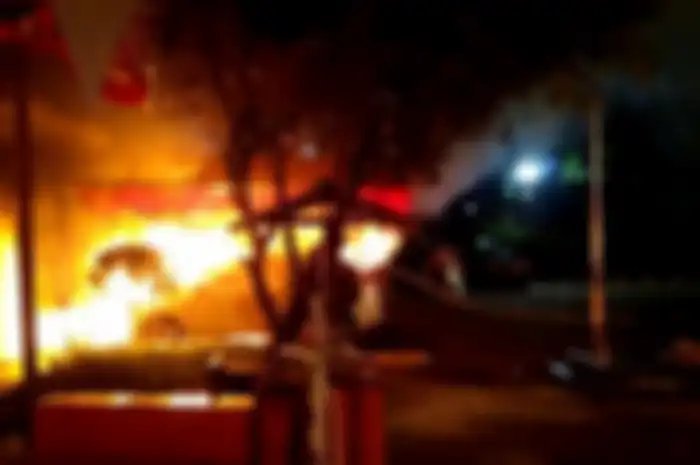 Polsek Ciracas dibakar massa.