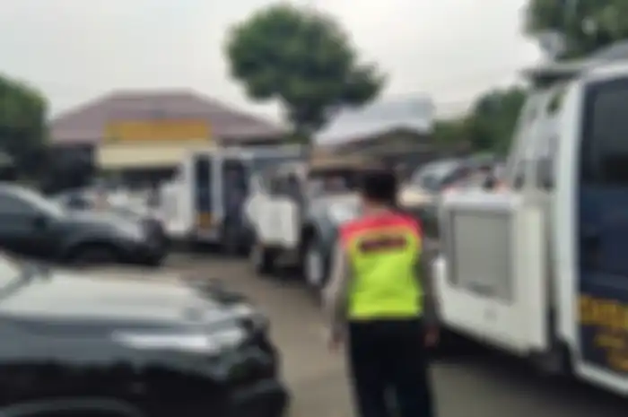 Petugas menderek dua mobil yang terbakar, dua mobil dalam kondisi pecah kaca dan satu bus operasional di Mapolsek Ciracas, Sabtu (29/8/2020)