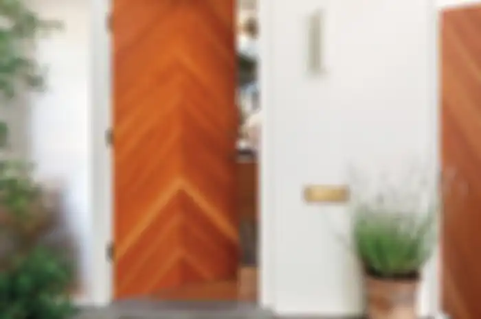 Bolehkah Pintu Utama Membuka ke Arah Luar? Ini Kata Fengshui