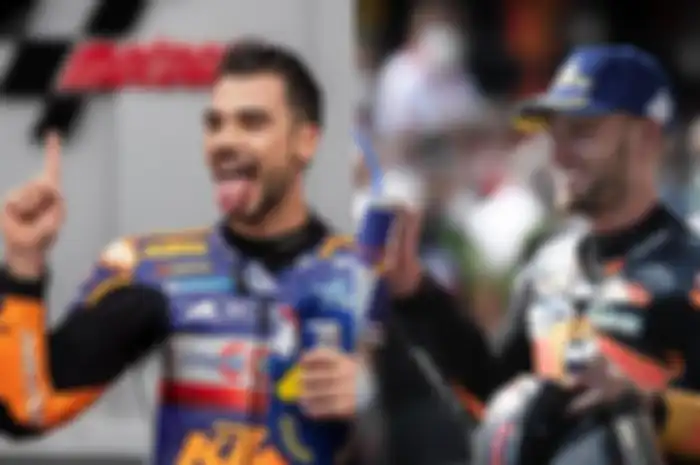 Miguel Oliveira (kiri) adalah pembalap MotoGP dari Portugal dan Brad Binder (kanan) pembalap MotoGP dari Afrika Selatan. Keduanya punya kesamaan mulai dari awal karier hingga juara MotoGP pertama kalinya di musim ini