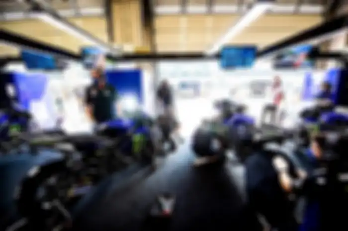 Pengamat MotoGP, Carlo Pernat membela Valentino Rossi bahwa Yamaha-lah yang membutuhkan revolusi teknis.