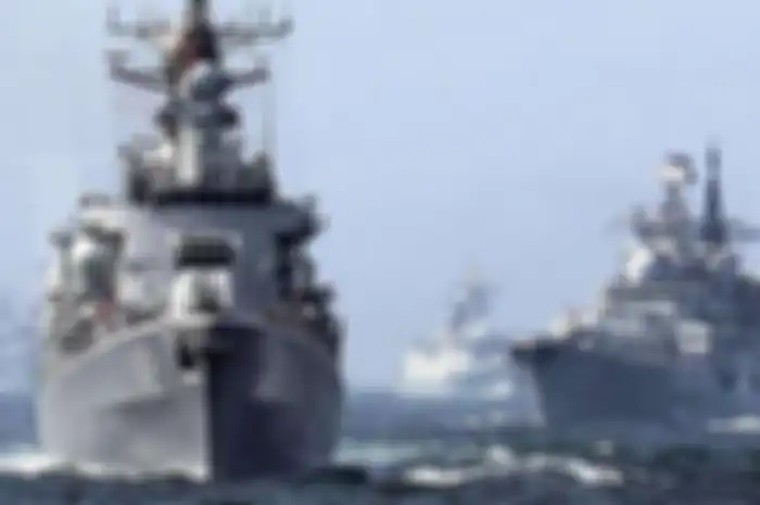 Dua kapal perang jenis Destroyer milik China saat melakukan latihan