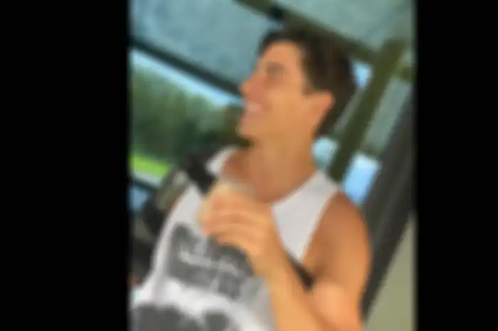 Kabar Marc Marquez baik-baik saja menjalani fase penyembuhan cedera tulang lengan kanan atas (humerus) dengan riang gembira meski harus absen di MotoGP 2020