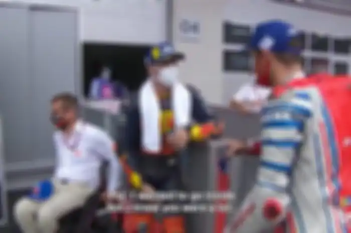 Saking asyiknya Pol Espargaro (tengah) ngobrol dengan Jack Miller (kanan). Bos KTM Pit Beirer (kanan) sampai sadar diri dicuekin memilih mundur membiarkan kedua pembalap MotoGP zaman now asyik ngobrol