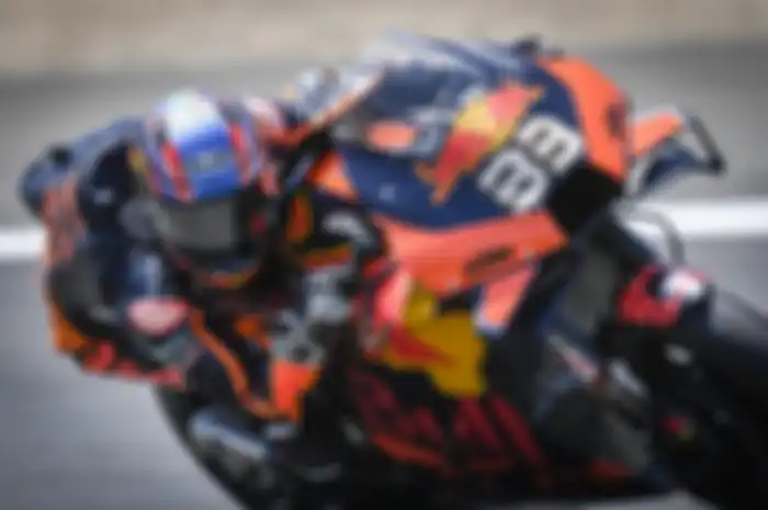 Terungkap, ini alasan Brad Binder bisa cepat beradaptasi di motor KTM RC16, padahal dirinya baru saja naik kelas di MotoGP.