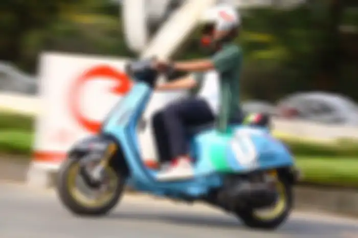 Alvin bersama Vespa Sprint 150 modifikasi hedonnya