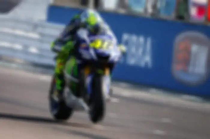 Helm livery spesial MotoGP San Marino Valentino Rossi musim 2015 berjudul The Shark. Kira-kira helm spesial Valentino Rossi di MotoGP San Marino tahun ini kayak apa ya?