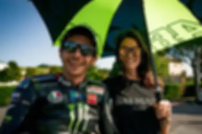 Valentino Rossi (kiri) besama dengan kekasihnya, Francesca Sofia Novello (kanan).