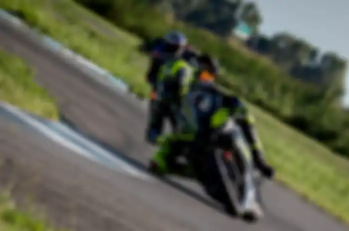 Valentino Rossi tetap latihan bejek motor biarpun MotoGP San Marino 2020 berlangsung akhir pekan ini. Valentino Rossi latihan di Circuito di Pomposa bersama kawan-kawannya alias anak muridnya dari akademi balap VR46