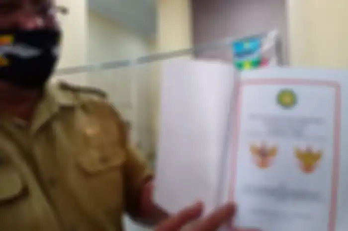 Kepala Kantor Kesbangpolinmas Kabupaten Garut Wahyudidjaya menunjukan berkas oganisasi atau paguyuban Kandang Wesi Tunggul Rahayu, Selasa (07/09/2020)