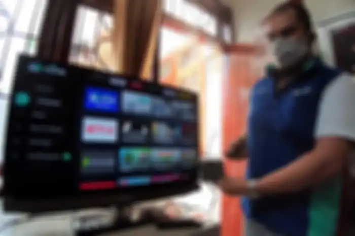 Teknisi sedang mengerjakan pemasangan layanan XL HOME di rumah pelanggan yang berada di kawasan Sidorejo Hilir, Kecamatan Medan Tembung, Kota Medan, Sumatera Utara, Rabu (9/9)