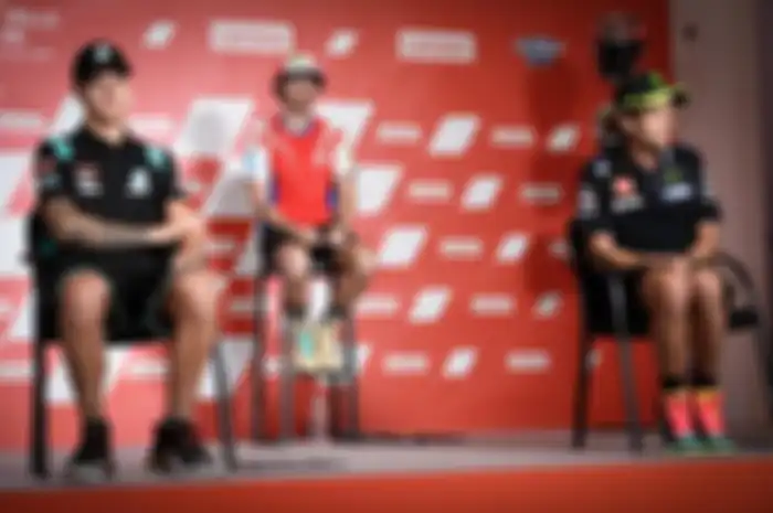 Valentino Rossi (kanan) dan Fabio Quartararo (kiri) aja bingung ditanya soal peran Jorge Lorenzo sebagai test rider di Yamaha tahun ini