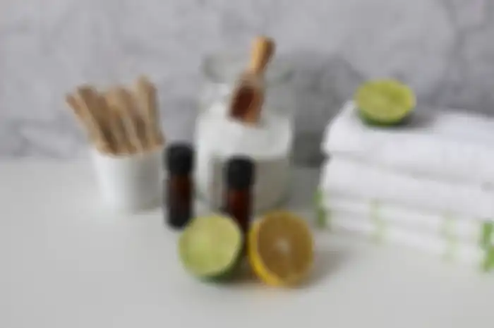Ilustrasi soda kue, lemon, dan minyak esensial yang bisa dijadikan bahan untuk mengurangi bau tidak sedap kamar mandi