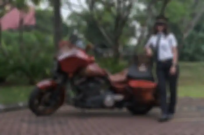 Puti Robyn, pilot dan lady biker pecinta Harley-Davidson yang doyan touring di depan motornya.