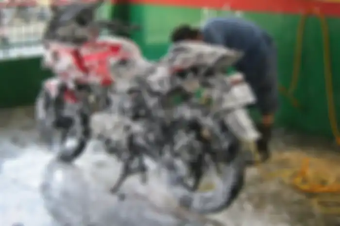 Habis dicuci kok bodi motor malah jadi kusam, bikers jangan sembarangan pilih sabun cuci motor.
