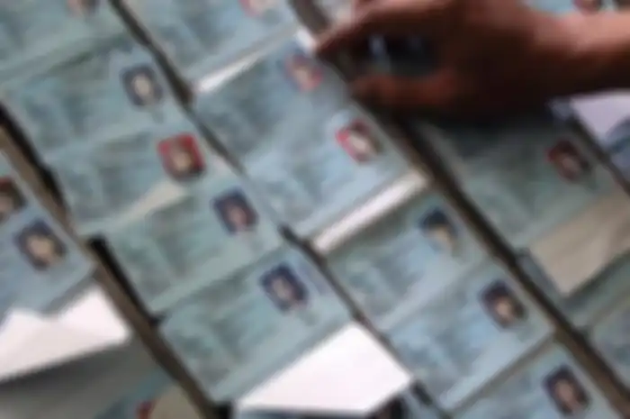Gak Cuma e-KTP, Tapi Kartu Keluarga Bisa Dicetak Sendiri di Mesin Mirip ATM Ini, Langsung Jadi Dalam Hitungan Menit!