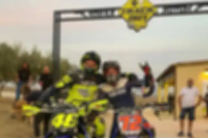 Kompak nih ye, Valentino Rossi dan Maverick VInales ngegas bareng latihan dirt track di VR46 Motoanch Tavullia jelang MotoGP Emilia Romagna