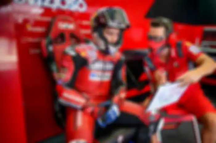 Andrea Dovizioso (kiri) bersama crew chief Alberto Giribuola (kanan) bilang biang keladi performa Ducati Desmosedici GP jeblok musim ini karena ban belakang baru dari Michelin tahun ini