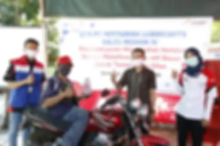 PT. Pertamina Lubricants memberikan bantuan kepada bengkel motor difabel.