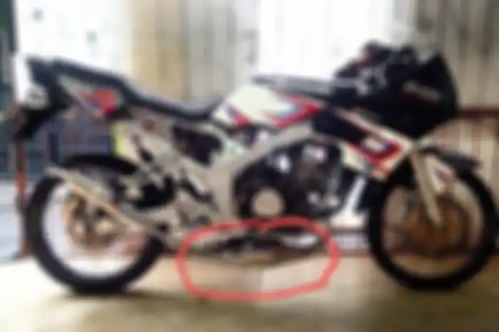 Pernah liat knalpot motor 2-tak kembung bagian perutnya? Ternyata fungsinya penting nih.