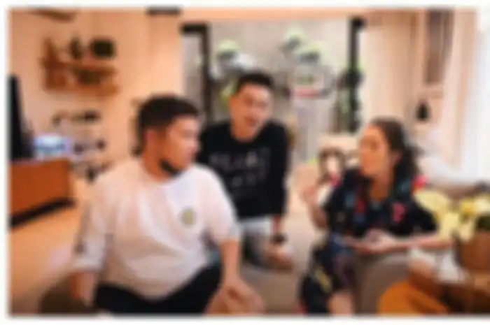 Gading Marten, Rio Motret, dan Gisel, Sabtu (19/9/2020). Gading Marten berkelit saat ditawari foto keluarga bareng Gisella Anastasia. 