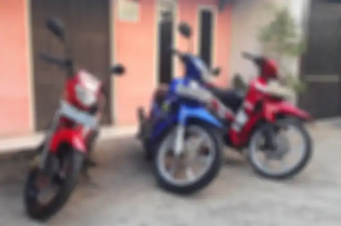 Showroom motor 2-tak rumahan Zack Motor. Panduan Memilih Oli Samping Motor 2-Tak, Jangan Sampai Lakukan Kesalahan Ini