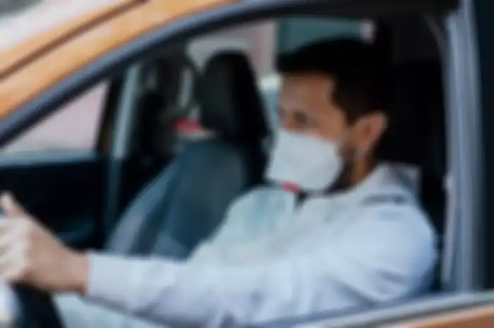 Pemakaian masker saat mengendarai mobil sendirian.