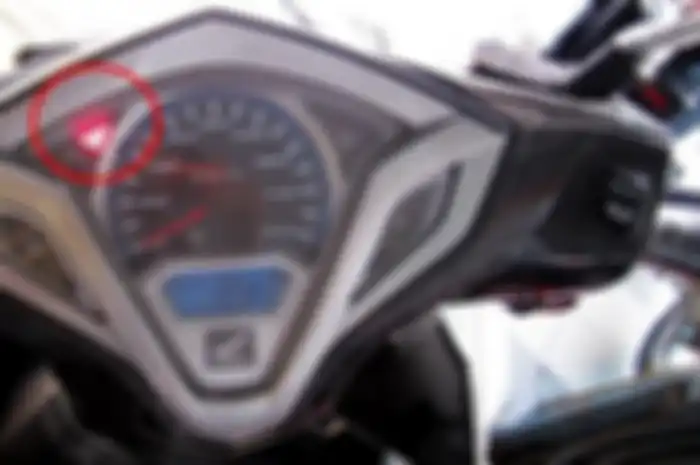 Honda Vario Overheat terlihat dari lampu indikator. Salah satu sebab overheat karena sering gonta-ganti merek oli