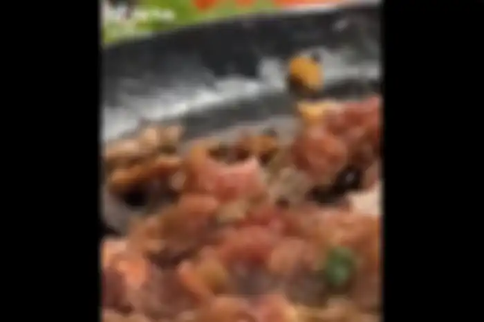Ada serangga yang bergerak dibalik daging yang dijual resto All you can eat tersebut dan viral di sosial media