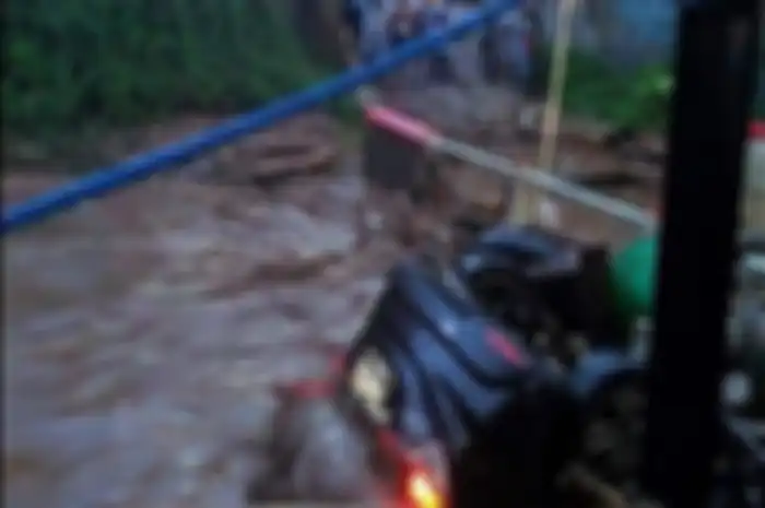 Mencekam, banjir bandang sapu banyak kampung sekaligus, kendaraan dan belasan rumah terbawa arus.