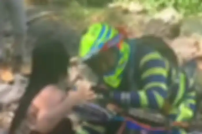 Viral video Pemotor Trail yang berbuat tak senonoh pada wanita berkemben. 