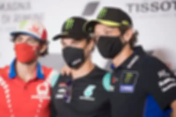 Pembalap Monster Energy Yamaha, Valentino Rossi lebih senang bertarung dengan muridnya dibanding dengan pembalap lain.