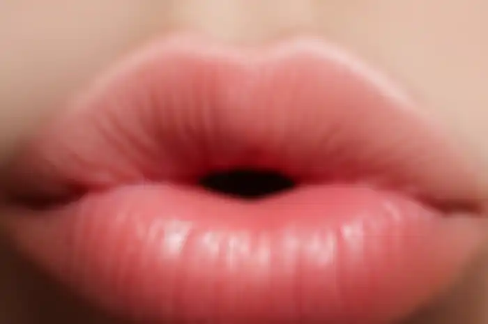 Ilustrasi bibir bergaris 